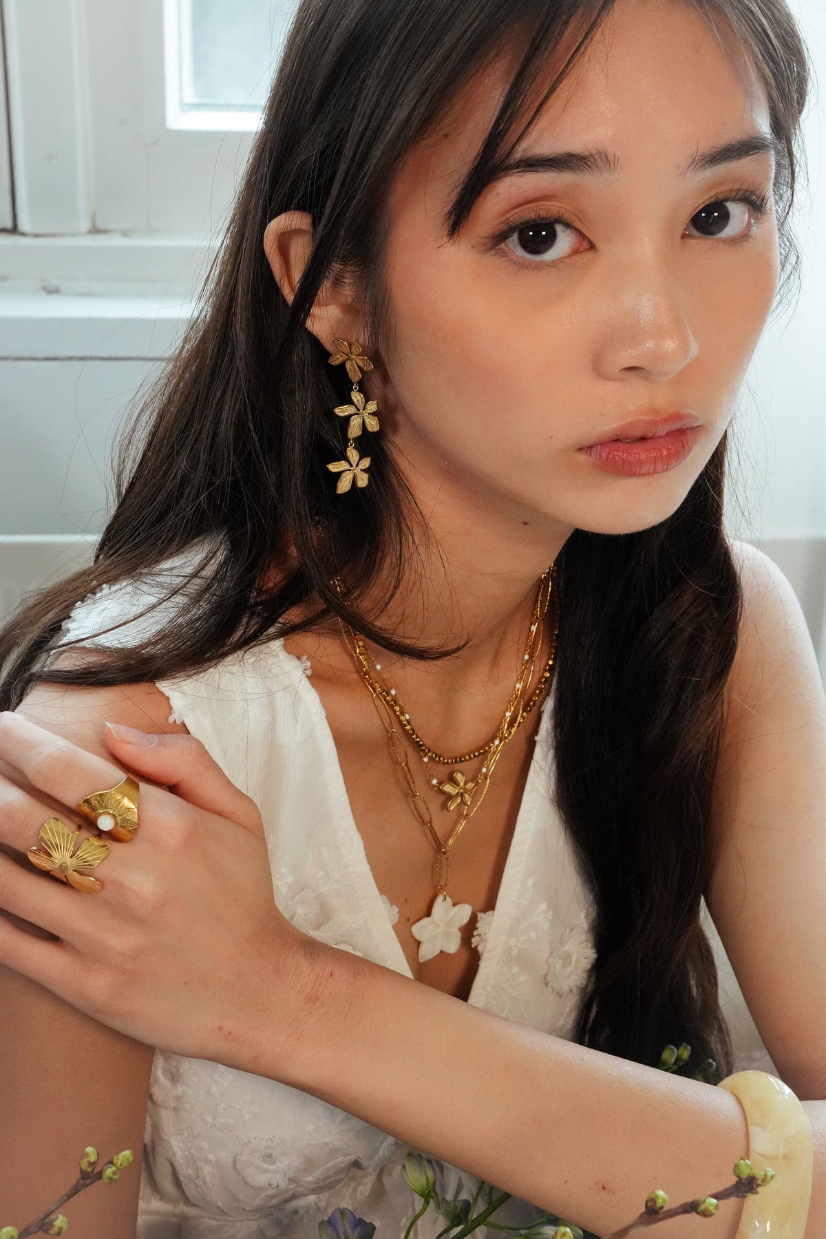 Model met bloemensieraden