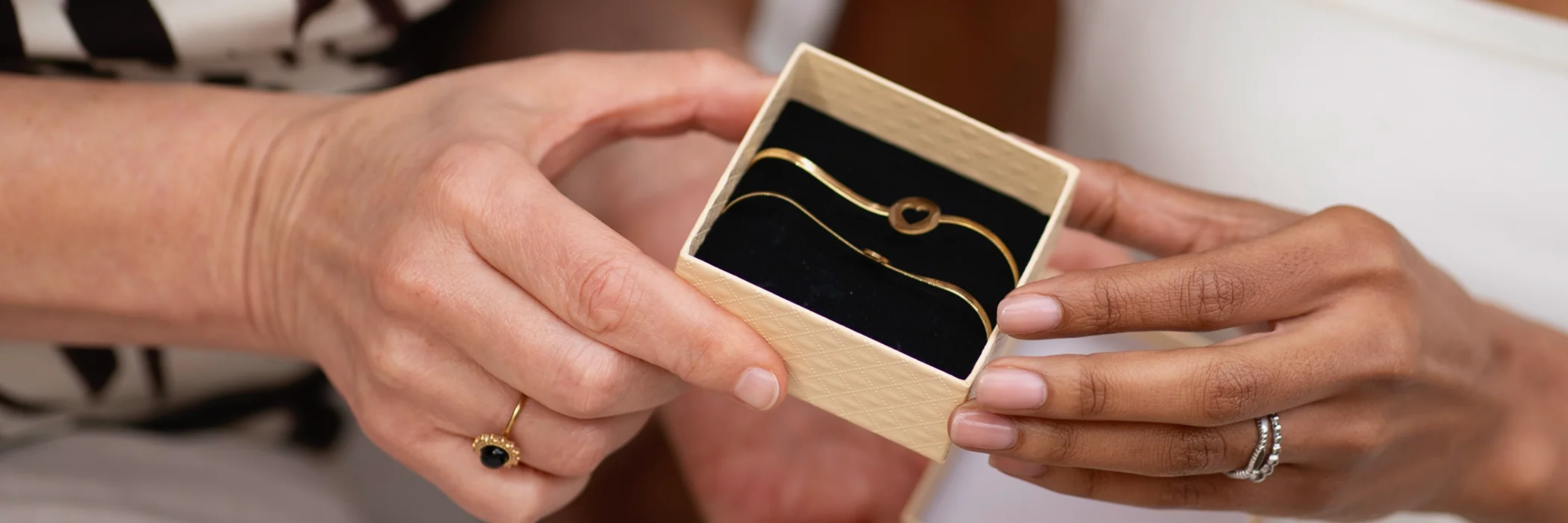 Ontdek de tijdloze elegantie van de stainless steel sieraden van Notbranded in goud- en zilverkleur – het perfecte cadeau voor elke gelegenheid.