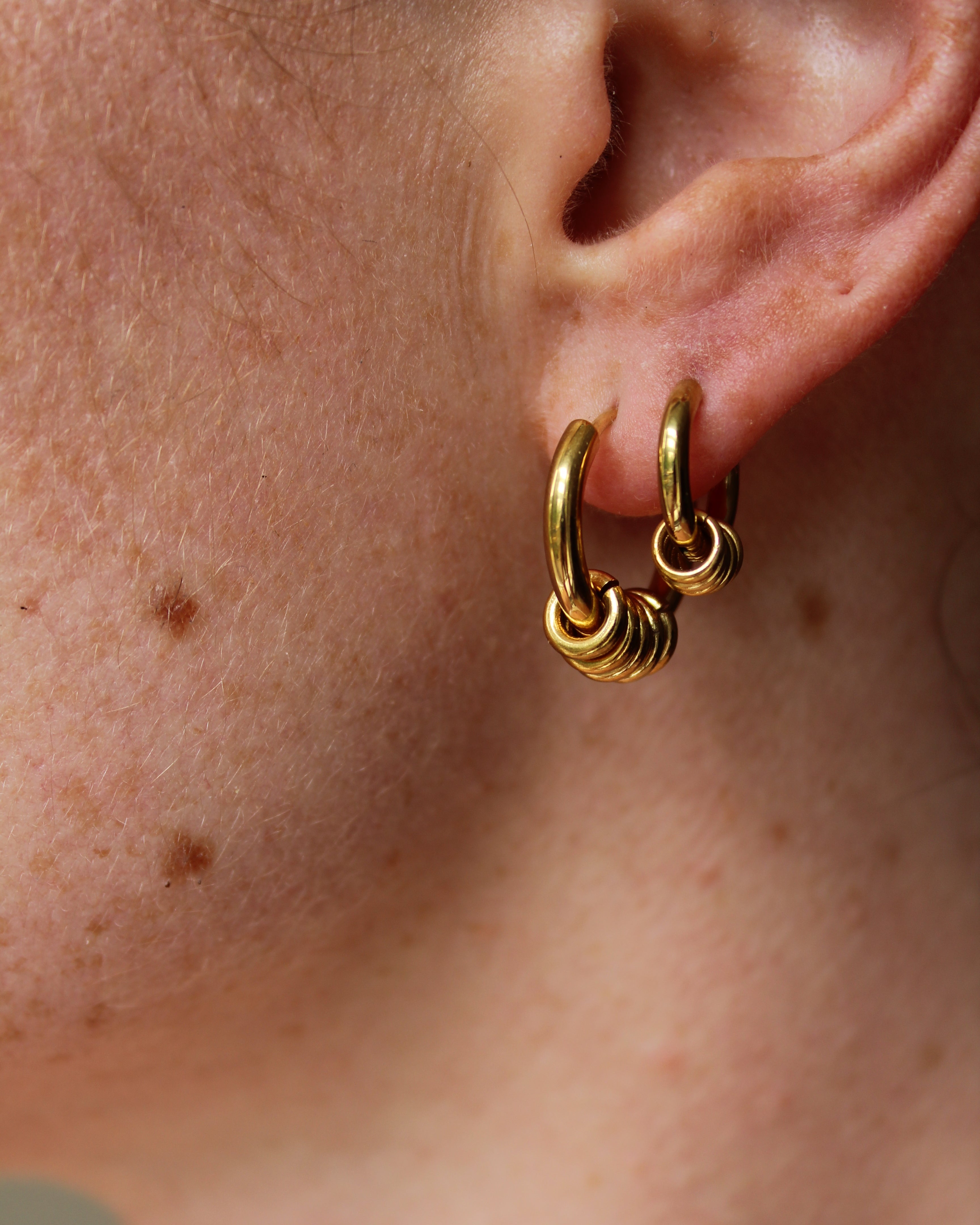 Bali-Goud-Oorbellen-Model