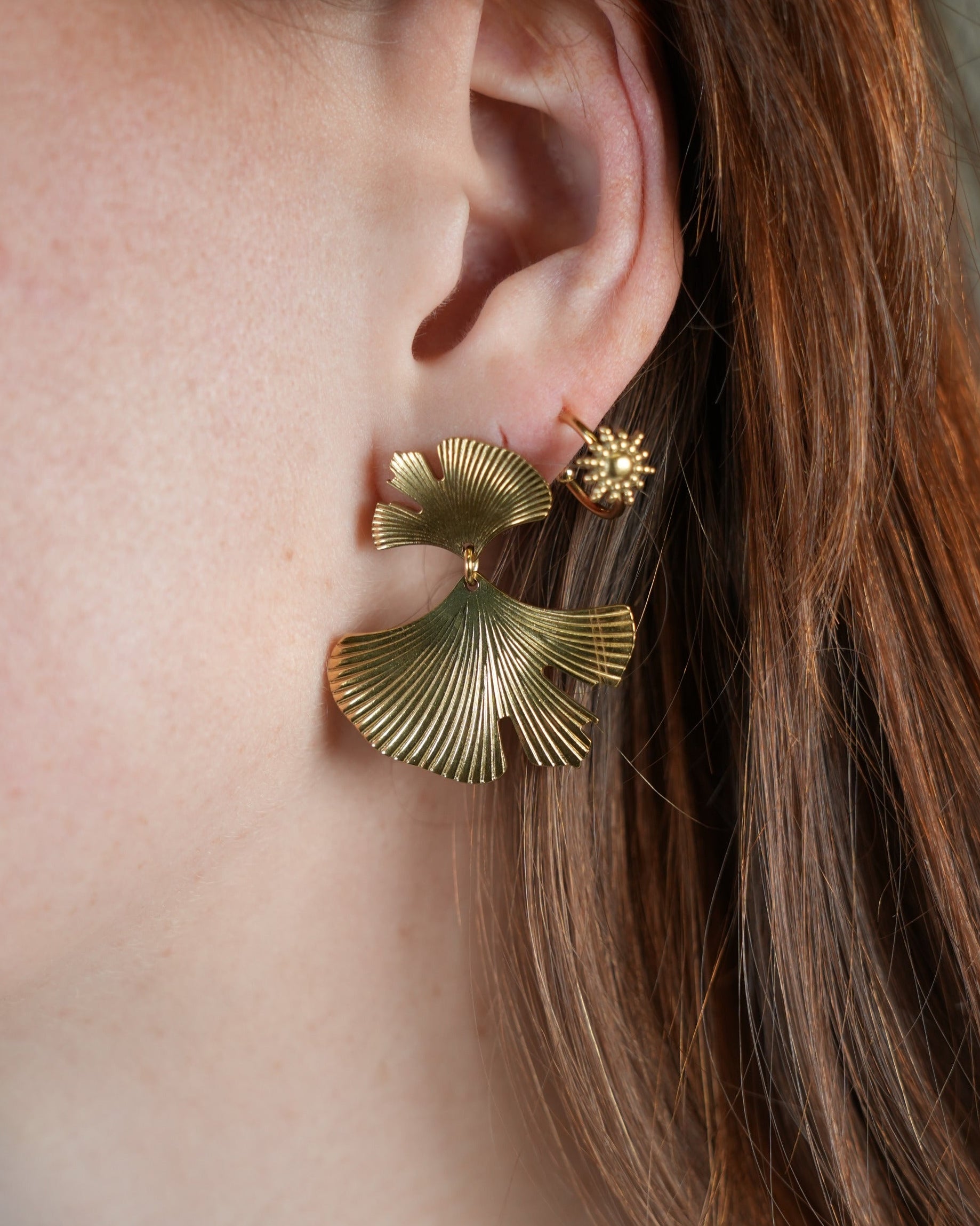 Goudkleurige statement oorbellen met bloem vorm