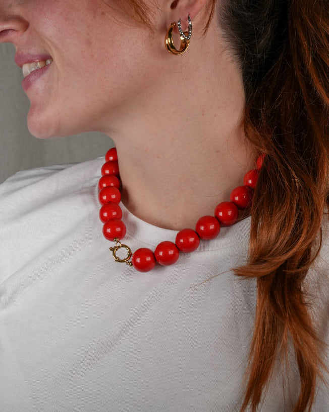 grote grove kralen ketting in rood met een frontclaspsluiting in het goudkleurig