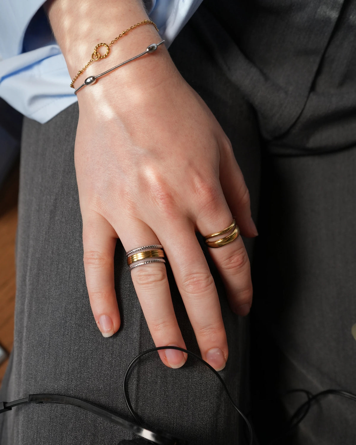 Hand mit einem zweifarbigen Ring in Silber- und Goldfarben
