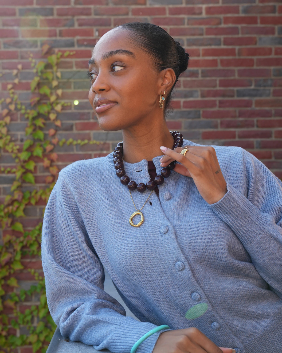 Jhena ketting, goudkleurige ketting met een open ovale hanger in een organisch, golvend design aan een fijne ketting,