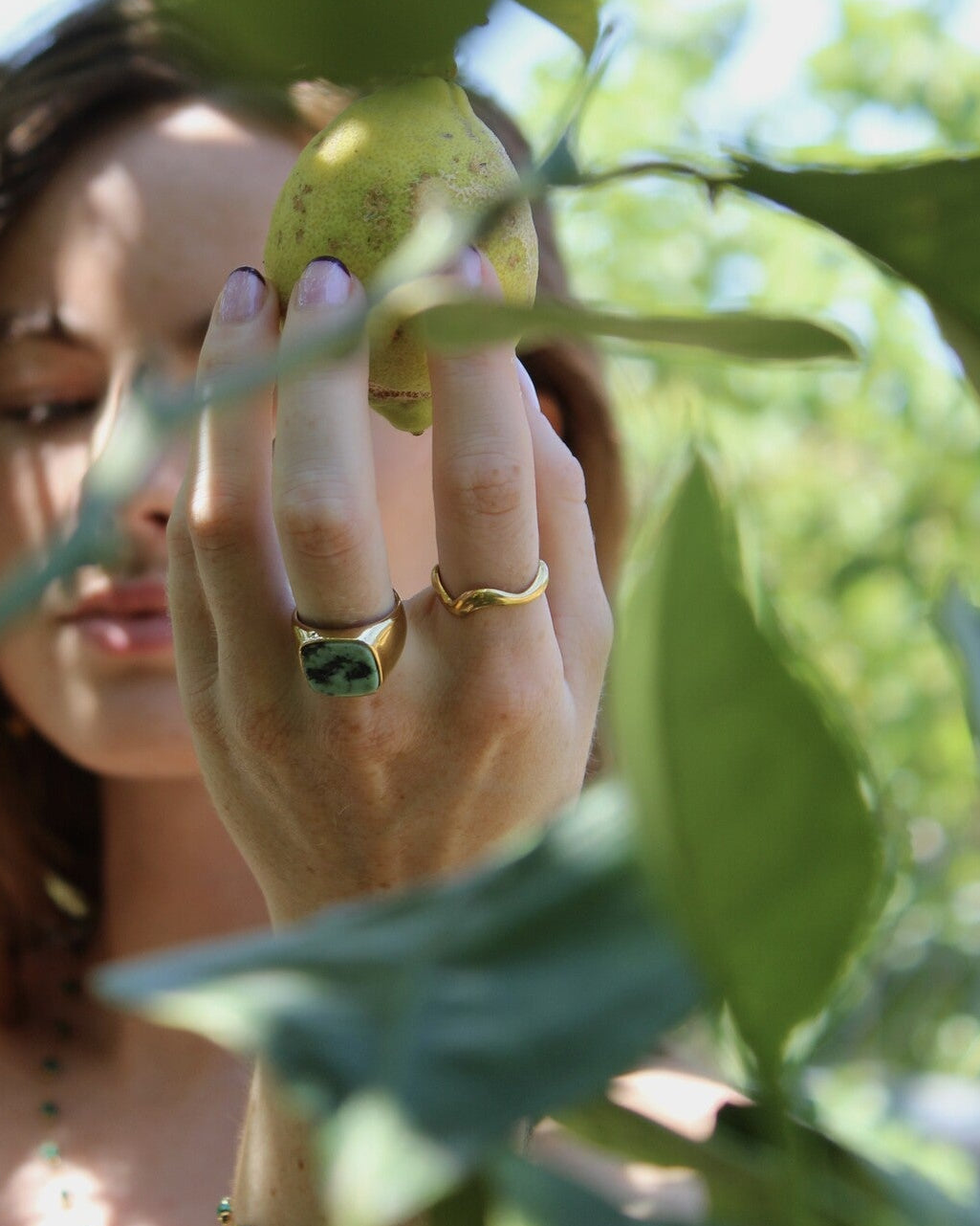 model met 2 ringen pakt limoen uit boom