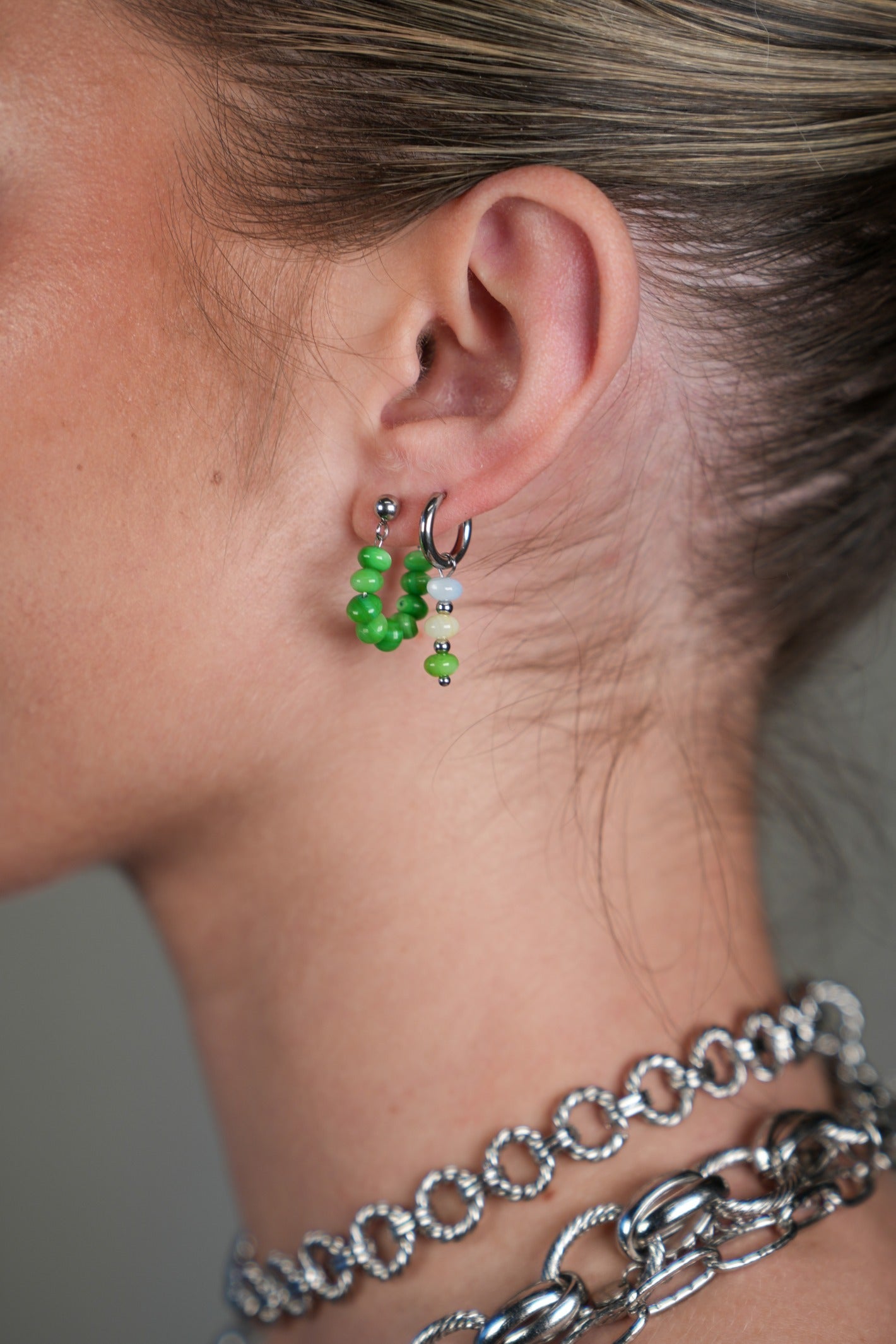 model met groene oorbellen