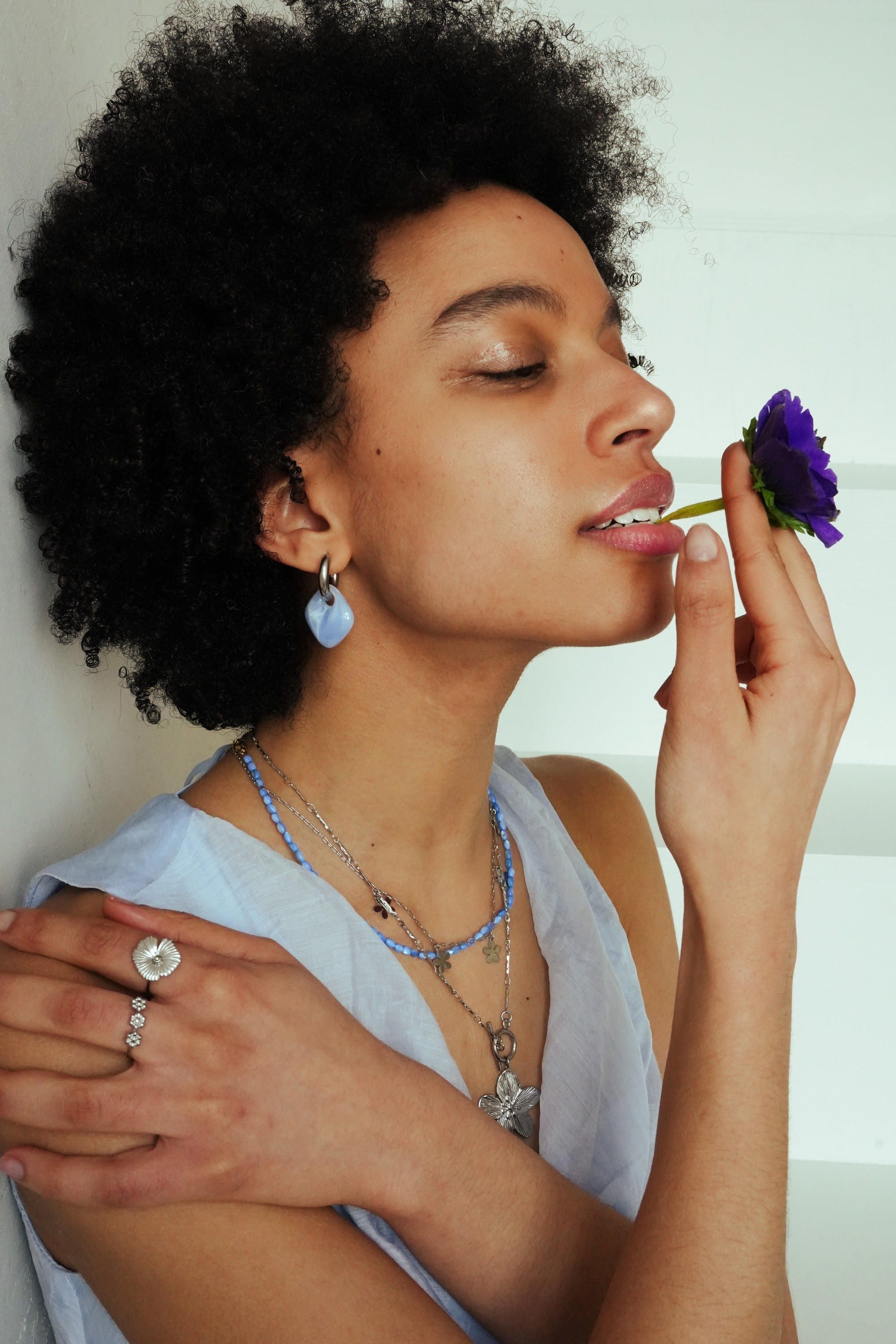 Model met blauwe oorbellen