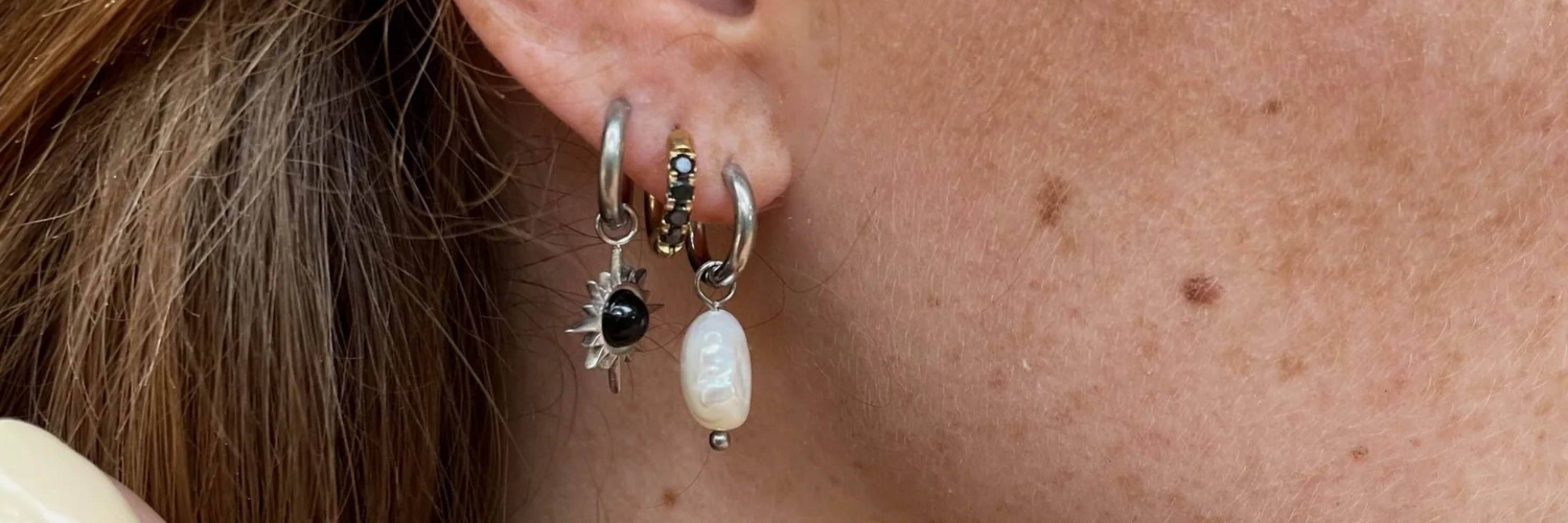 Ontdek de parel oorbellen van Notbranded.
