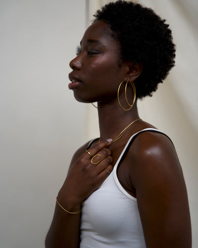 model met sieraden om in het goudkleurig in een studio