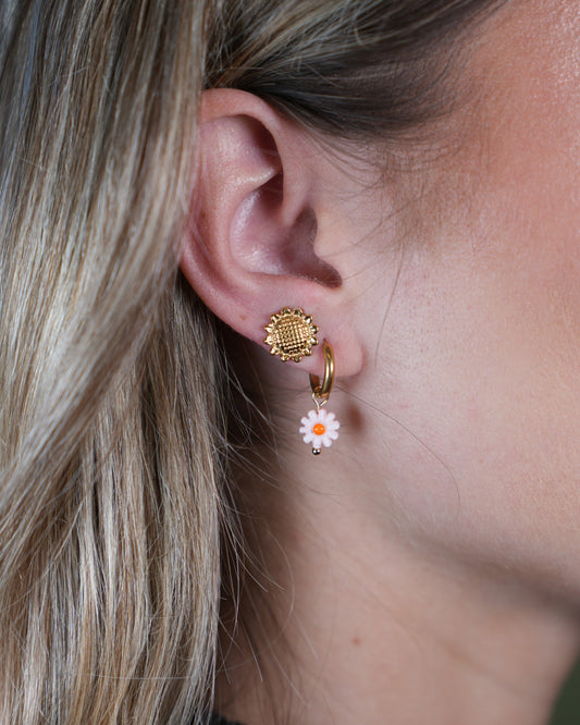 Daisy_Flower_Oorbellen_Roze_Goud_Modelfoto