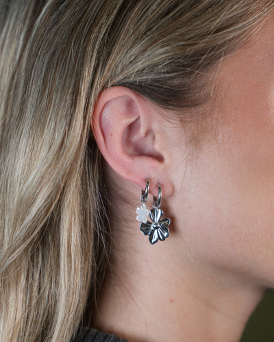 FlowerShell_Oorbellen_Zilver_Modelfoto
