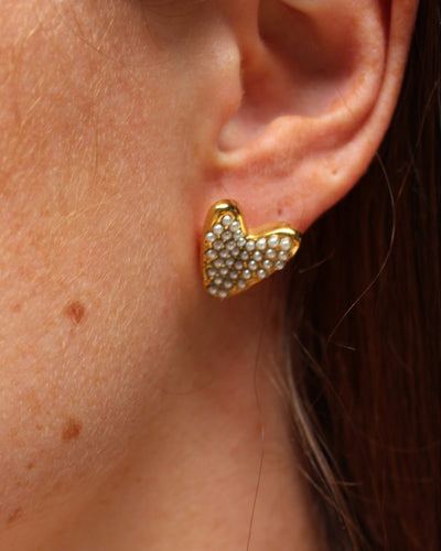 hartjes studs in een oor met heel veel kleine immitatieparels