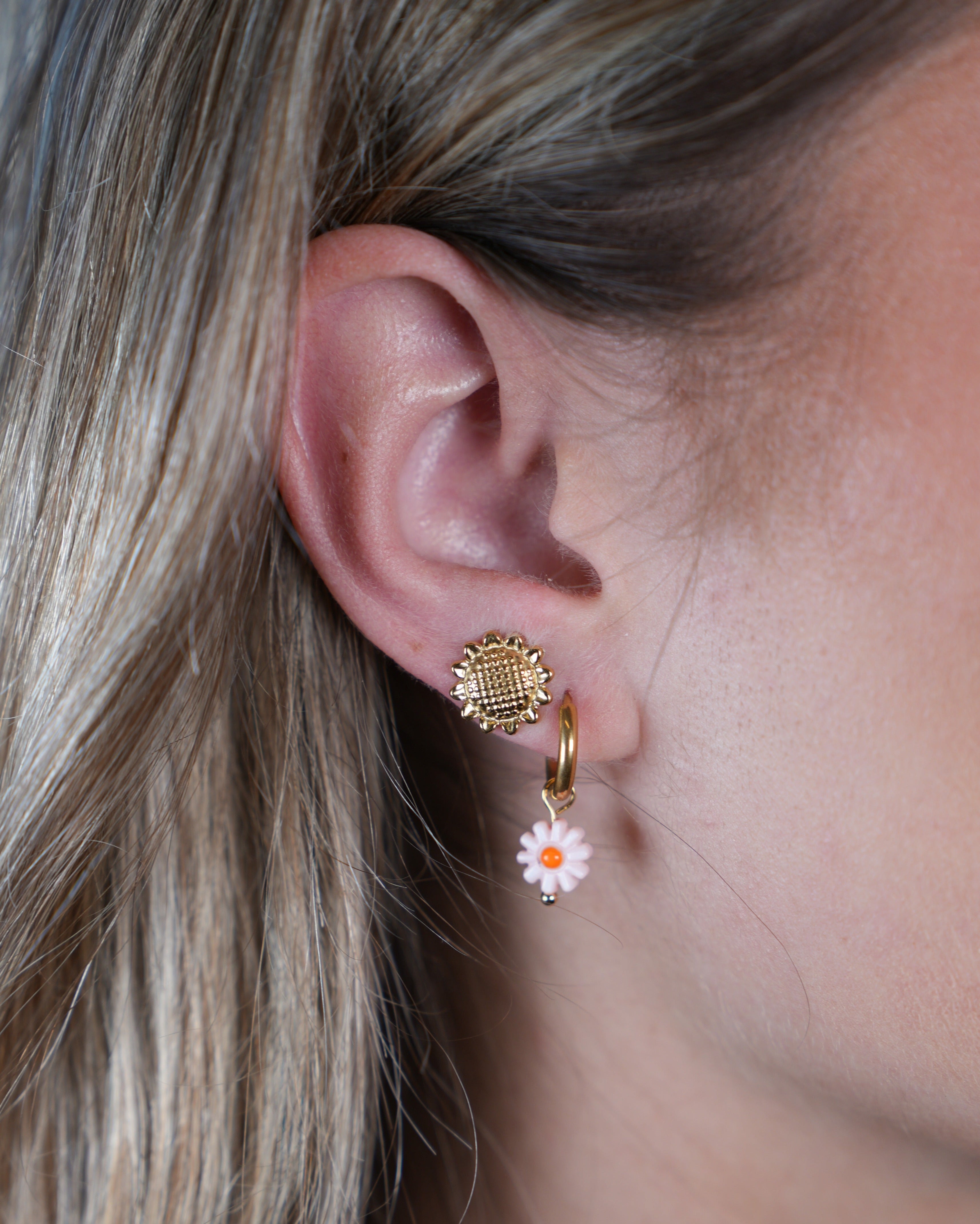 SunnyFlower_Studs_Goud_Modelfoto