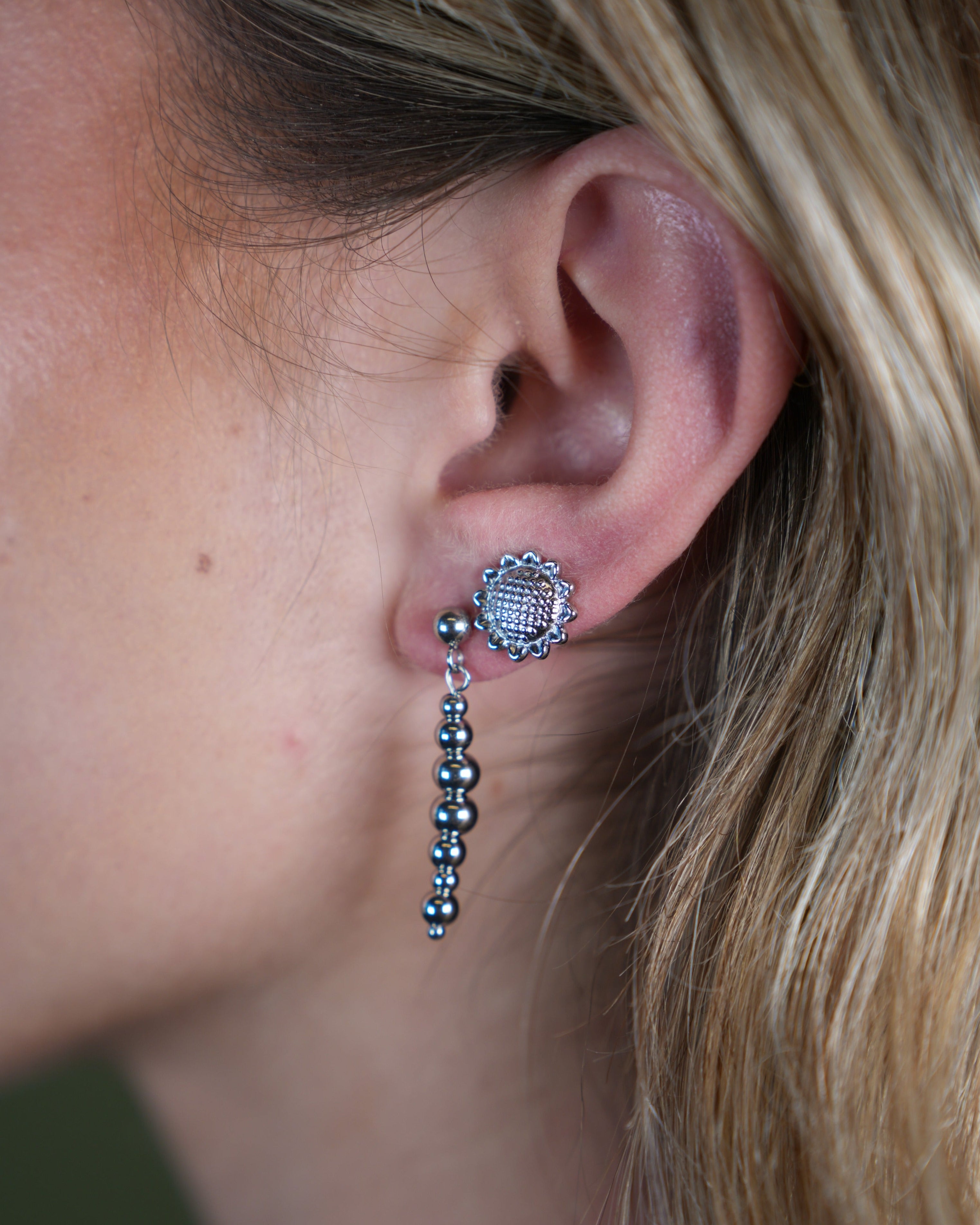 SunnyFlower_Studs_Zilver_Modelfoto