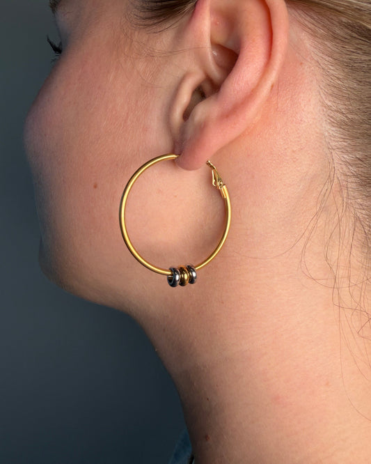 Mixed metal, goudkleurige oorbellen in hoop voor met 2 zilverkleurige en 1 goudkleurige bedel
