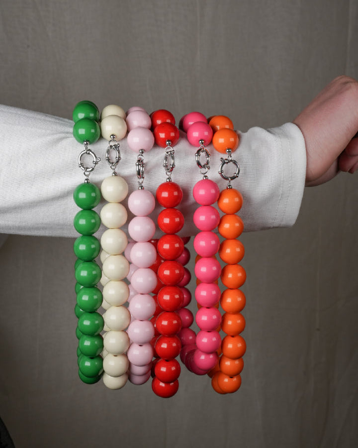 grote grove kralen ketting in verschillende felle opvallende kleuren met een frontclaspsluiting in het zilverkleurig