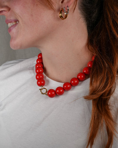 grote grove kralen ketting in rood met een frontclaspsluiting in het goudkleurig