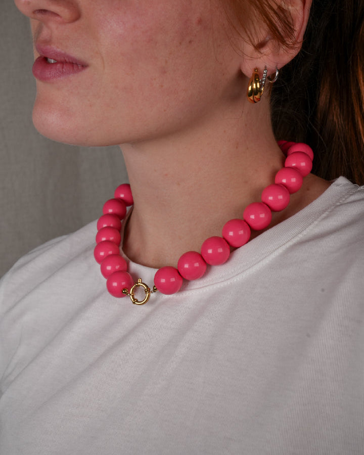 grote grove kralen ketting in fel roze met een frontclaspsluiting in het goudkleurig