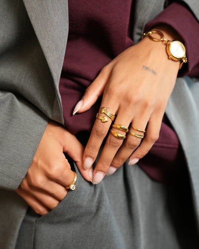 Chunky goudkleurige Stiene ring met twee lagen, gedragen aan de vinger