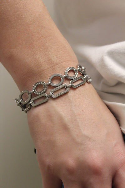 Dames armband met schakelpatroon en glittertjes in het zilverkleurig