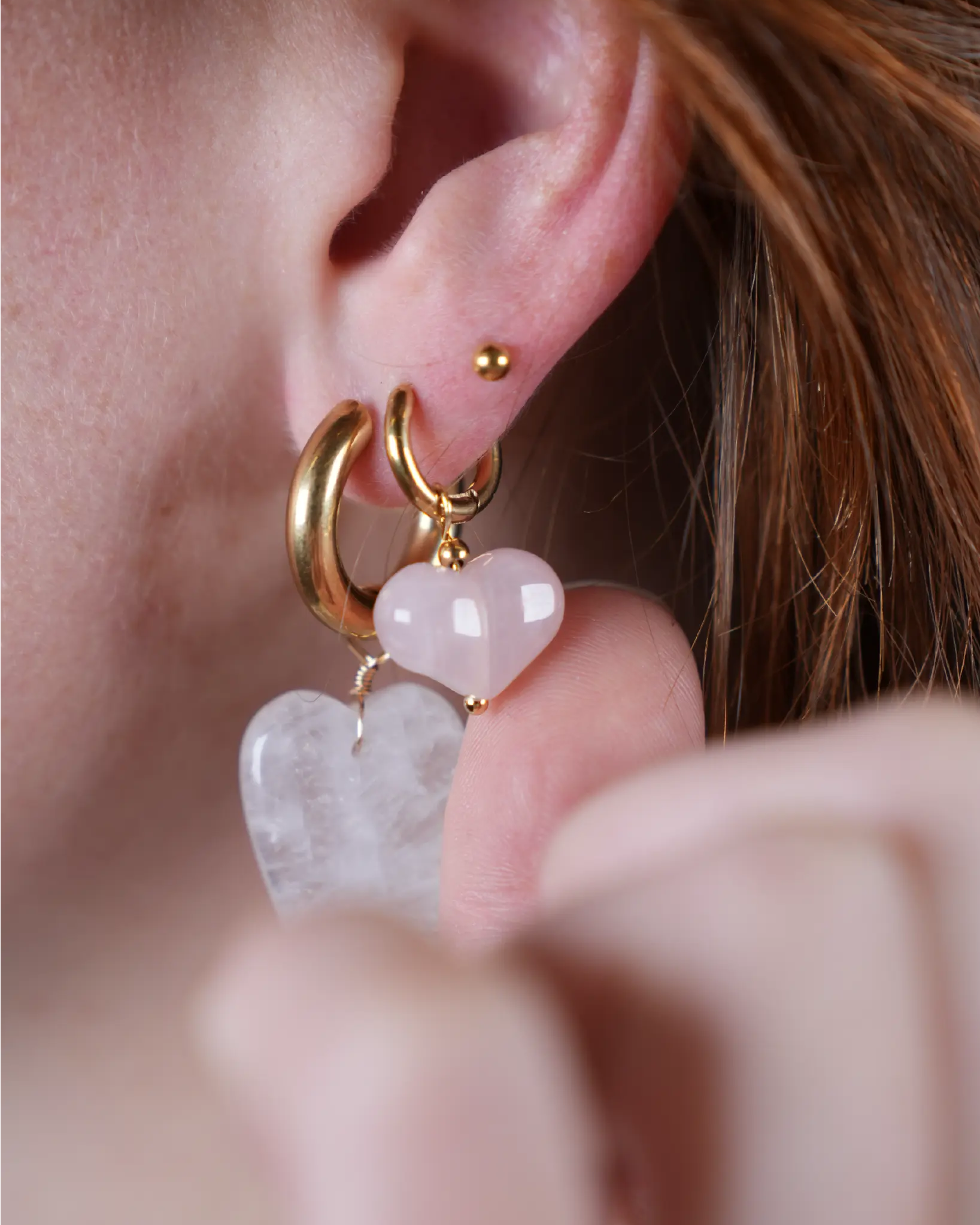 hartjes oorbellen in het goudkleurig met natuursteen rozekwarts